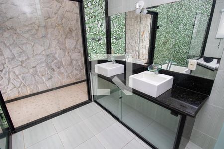 Casa de condomínio para alugar com 600m², 3 quartos e 2 vagasBanheiro quarto 1