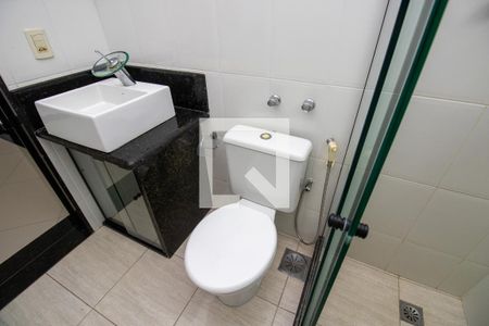 Casa de condomínio para alugar com 600m², 3 quartos e 2 vagasBanheiro quarto 2