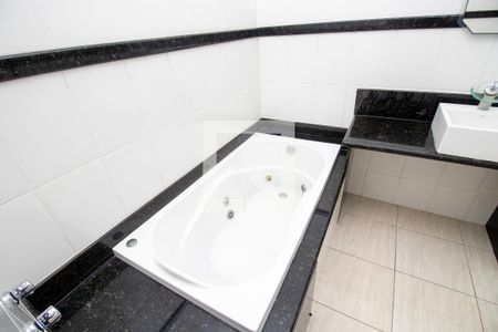 Casa de condomínio para alugar com 600m², 3 quartos e 2 vagasBanheiro quarto 3