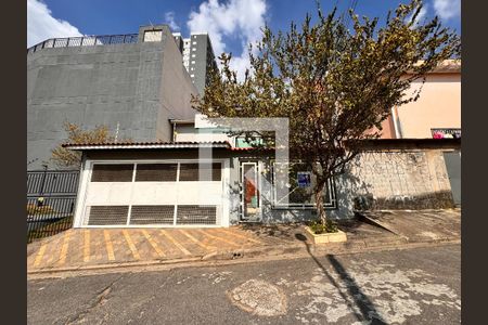 Casa à venda com 140m², 3 quartos e 2 vagas Casa à venda com 140m², 3 quartos e 2 vagasFachada