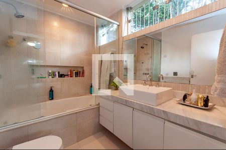 Casa à venda com 290m², 4 quartos e 2 vagasBanheiro do quarto 1 Suíte