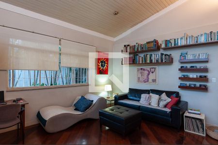 Casa à venda com 290m², 4 quartos e 2 vagasSala de TV