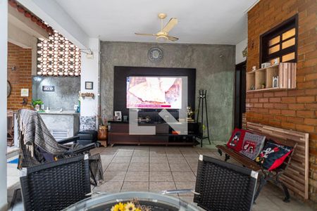 Casa à venda com 139m², 6 quartos e 2 vagasFundos