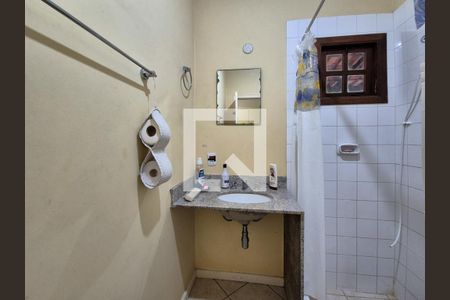 Casa de condomínio à venda com 150m², 4 quartos e 3 vagasBanheiro social
