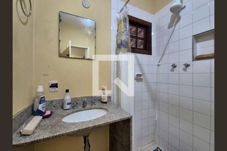 Casa de condomínio à venda com 150m², 4 quartos e 3 vagasBanheiro social