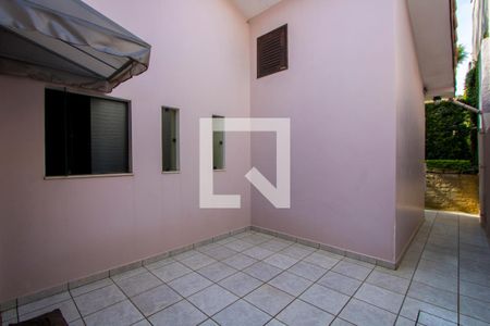 Casa para alugar com 373m², 3 quartos e 5 vagas Casa para alugar com 373m², 3 quartos e 5 vagasCorredor - Externo