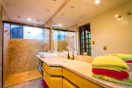 Casa para alugar com 373m², 3 quartos e 5 vagas Casa para alugar com 373m², 3 quartos e 5 vagasBanheiro do quarto 1