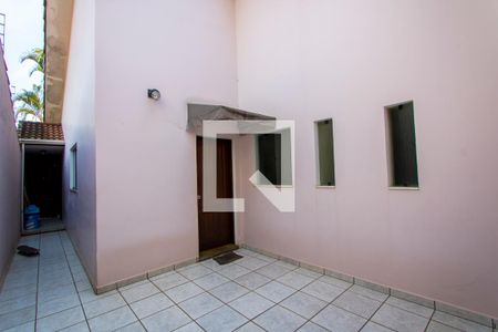 Casa para alugar com 373m², 3 quartos e 5 vagas Casa para alugar com 373m², 3 quartos e 5 vagasCorredor - Externo