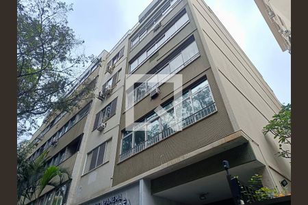 Apartamento à venda com 120m², 2 quartos e 1 vaga Apartamento à venda com 120m², 2 quartos e 1 vagaFachada com cartaz QA