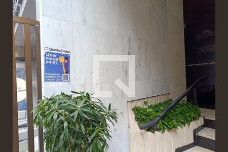 Apartamento à venda com 120m², 2 quartos e 1 vaga Apartamento à venda com 120m², 2 quartos e 1 vagaFachada com cartaz QA