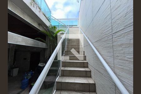 Casa para alugar com 400m², 3 quartos e 5 vagasEsacada de acesso a piscina