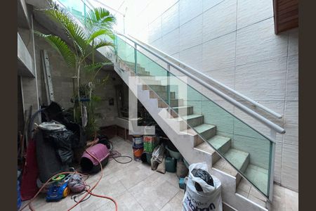 Casa para alugar com 400m², 3 quartos e 5 vagasEscada de acesso 2º pavimento