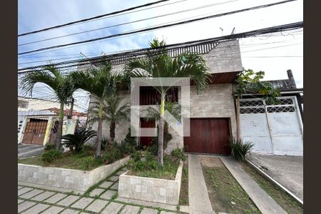 Casa para alugar com 400m², 3 quartos e 5 vagasFachada + Plaquinha