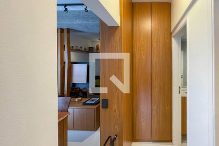 Apartamento à venda com 67m², 2 quartos e 1 vaga Apartamento à venda com 67m², 2 quartos e 1 vagaRoupeiro