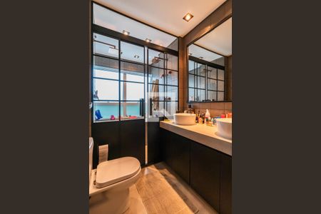 Apartamento à venda com 200m², 4 quartos e 3 vagasBanheiro da Suíte 2