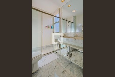 Apartamento à venda com 278m², 4 quartos e 4 vagasBanheiro da Suíte 4