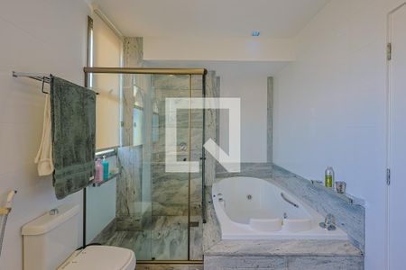Apartamento à venda com 278m², 4 quartos e 4 vagasBanheiro da Suíte 1