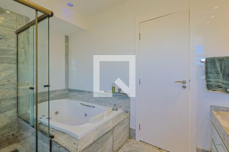 Apartamento à venda com 278m², 4 quartos e 4 vagasBanheiro da Suíte 1