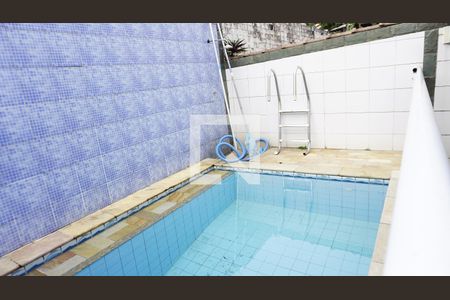 Casa de condomínio à venda com 150m², 3 quartos e 1 vagaPiscina