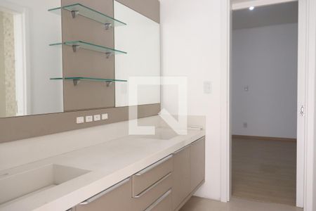 Casa à venda com 480m², 4 quartos e 4 vagasBanheiro das suítes 3 e 4