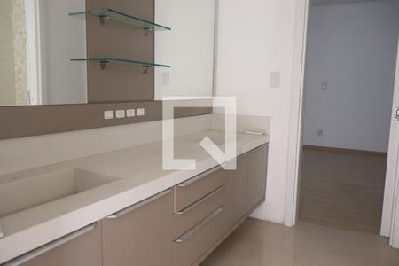 Casa à venda com 480m², 4 quartos e 4 vagasBanheiro das suítes 3 e 4