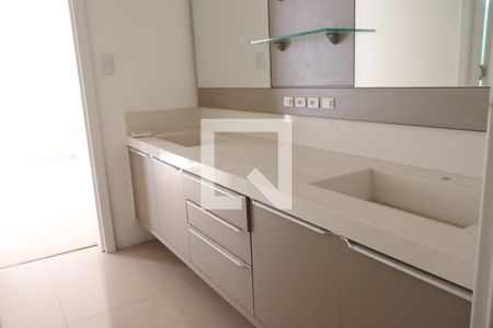 Casa à venda com 480m², 4 quartos e 4 vagasBanheiro das suítes 3 e 4