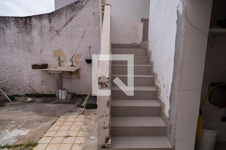 Casa à venda com 180m², 4 quartos e 3 vagas Casa à venda com 180m², 4 quartos e 3 vagasQuintal - Escada