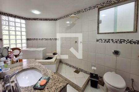 Casa à venda com 300m², 3 quartos e 4 vagasBanheiro da Suíte 2