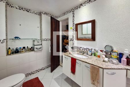 Casa à venda com 300m², 3 quartos e 4 vagasBanheiro da Suíte 2