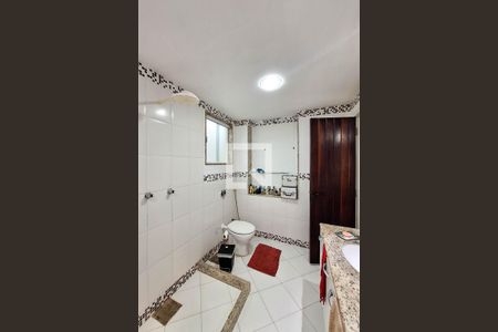 Casa à venda com 300m², 3 quartos e 4 vagasBanheiro da Suíte 2