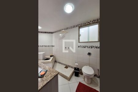 Casa à venda com 300m², 3 quartos e 4 vagasBanheiro da Suíte 2