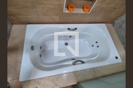 Casa para alugar com 438m², 6 quartos e 8 vagas Casa para alugar com 438m², 6 quartos e 8 vagasQuarto 1 - Banheiro