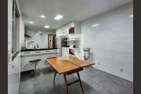 Casa para alugar com 438m², 6 quartos e 8 vagas Casa para alugar com 438m², 6 quartos e 8 vagasCozinha