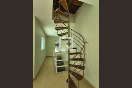 Casa para alugar com 438m², 6 quartos e 8 vagas Casa para alugar com 438m², 6 quartos e 8 vagasEscada