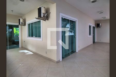 Casa para alugar com 438m², 6 quartos e 8 vagas Casa para alugar com 438m², 6 quartos e 8 vagasQuarto 4 - Varanda