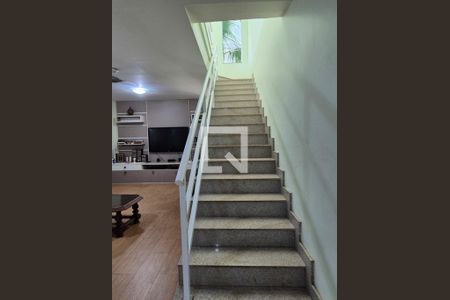 Casa para alugar com 438m², 6 quartos e 8 vagas Casa para alugar com 438m², 6 quartos e 8 vagasEscada