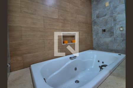 Casa para alugar com 438m², 6 quartos e 8 vagas Casa para alugar com 438m², 6 quartos e 8 vagasQuarto 1 - Banheiro