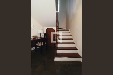 Casa à venda com 600m², 4 quartos e 3 vagasEscada