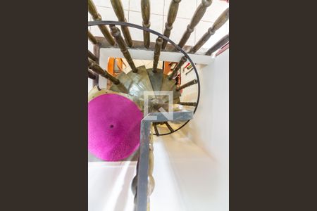 Casa à venda com 147m², 2 quartos e 2 vagas Casa à venda com 147m², 2 quartos e 2 vagasEscada