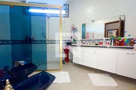 Casa à venda com 372m², 4 quartos e 6 vagasBanheiro da Suíte 2