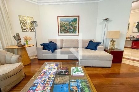 Casa à venda com 372m², 4 quartos e 6 vagasSala