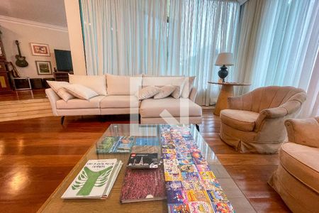 Casa à venda com 372m², 4 quartos e 6 vagasSala