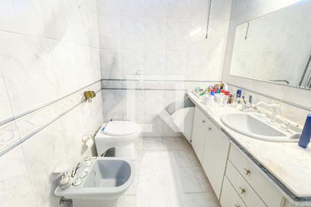 Casa à venda com 372m², 4 quartos e 6 vagasBanheiro da Suíte 1