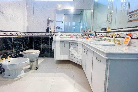 Casa à venda com 372m², 4 quartos e 6 vagasBanheiro da Suíte 4