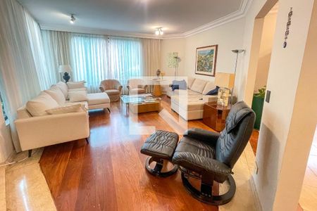 Casa à venda com 372m², 4 quartos e 6 vagasSala