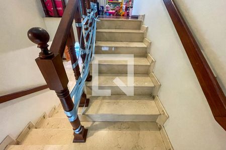 Casa à venda com 372m², 4 quartos e 6 vagasEscada