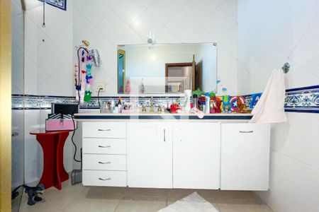 Casa à venda com 372m², 4 quartos e 6 vagasBanheiro da Suíte 2