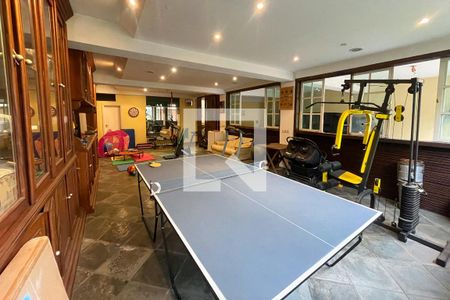 Casa à venda com 372m², 4 quartos e 6 vagasAcademia