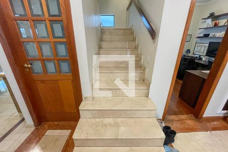 Casa à venda com 372m², 4 quartos e 6 vagasEscada