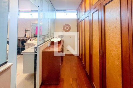 Casa à venda com 372m², 4 quartos e 6 vagasCloset da suíte